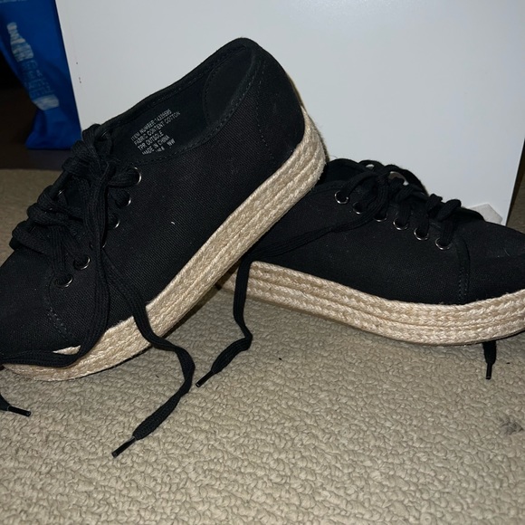 Immaculate BNWOT TORRID size 6W esparille platform black shoe - Picture 2 of 4